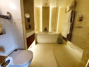 蒂弗顿Hartnoll Hotel & Spa的带浴缸、卫生间和盥洗盆的浴室