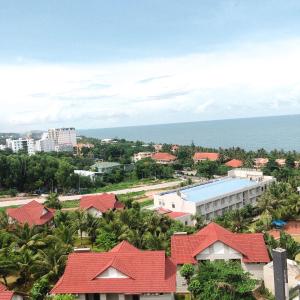 富国Sen Hotel Phu Quoc的享有度假村和海洋的空中景致