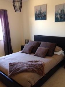 沃纳姆堡榕树上的海风酒店的一间卧室配有一张带棕色枕头的大床