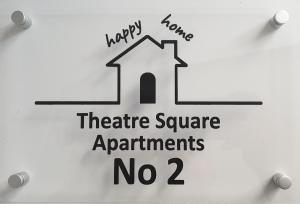 诺维萨德Theatre Square Apartments的表示快乐的卡玛剧院广场公寓没有的标志