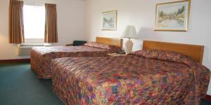 HillsboroCountry Haven Inn的酒店客房设有两张床和窗户。