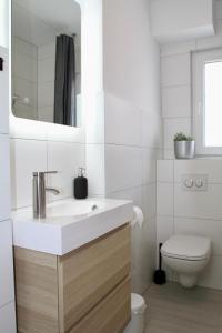 波鸿Apartmenthaus in der Metzstraße的白色的浴室设有水槽和卫生间。