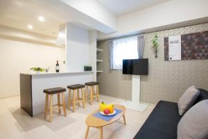 大阪BON Condominium Umeda的客厅配有沙发和桌子