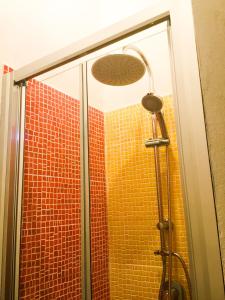 PassopisciaroSuite in vigneto的浴室里设有玻璃门淋浴