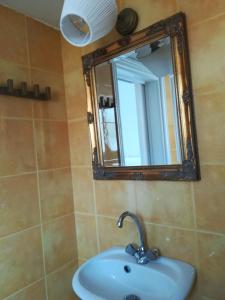 卡罗维西Home 4you的一间带水槽和镜子的浴室