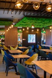 图兹拉Hotel Salis的一间带桌椅和绿色墙壁的餐厅