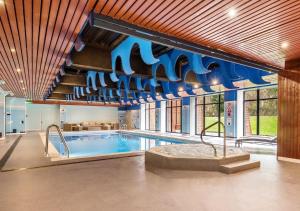布拉克内尔科比德比奇酒店的大楼内的大型游泳池