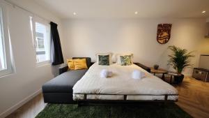 埃因霍温Spacious 65m2 Apartment in the Centre of Eindhoven的一间卧室配有一张床和一张沙发