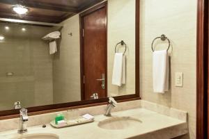 亚松森巴拉圭游艇及高尔夫俱乐部度假酒店的一间带水槽和大镜子的浴室