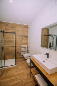 图兹拉Hotel Salis的一间带水槽、淋浴和卫生间的浴室