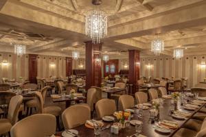 邓多克凯瑞克达尔温泉酒店的用餐室配有桌椅和吊灯。