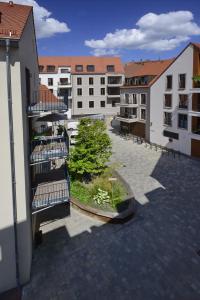 班贝格Pretti Apartments - NEUES stilvoll eingerichtetes Apartment im Zentrum von Bamberg的公寓大楼内庭院的顶部景致