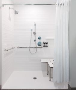 莫诺纳avid hotels - Madison - Monona, an IHG Hotel的带淋浴和盥洗盆的白色浴室