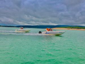 圣若昂-达巴拉Pousada Marina do Farol的海滩附近水域的两艘快艇