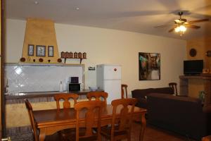因凡特斯新镇CASA RURAL BUENA VENTURA的厨房以及带桌椅的起居室。