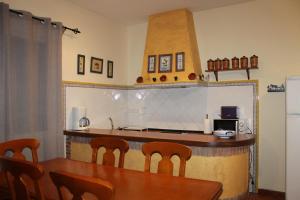 因凡特斯新镇CASA RURAL BUENA VENTURA的厨房配有柜台和桌椅