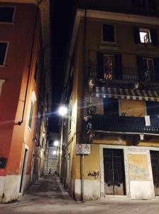 卡拉拉STUPENDA MANSARDA CENTRALISSIMA, finiture di lusso的街灯旁的小巷