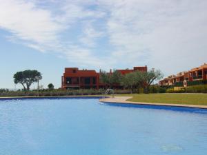 拉梅特拉·德·玛尔Amplio Adosado en Primera Linea de Mar (MSJ78)的一个大型蓝色游泳池,其建筑背景为: