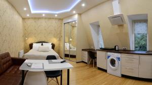 圣彼得堡UHOTEL的酒店客房配有一张床和一台洗衣机