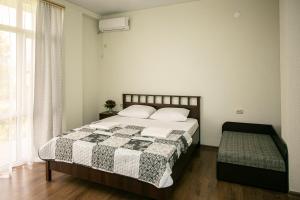 古达乌塔SanZazila的一间卧室设有一张床和一个窗口