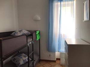 托雷坎内Appartamento Stella Maris的一间卧室配有双层床和窗户。