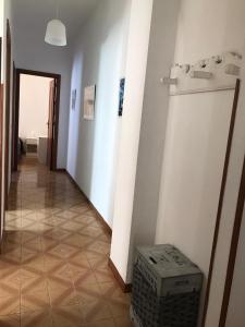 托雷坎内Appartamento Stella Maris的走廊设有白色墙壁和瓷砖地板