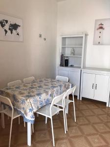 托雷坎内Appartamento Stella Maris的餐桌、桌椅和厨房
