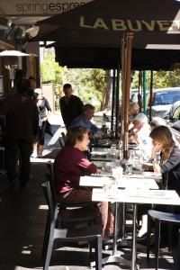 悉尼小别墅酒店的一群坐在餐厅桌子上的人