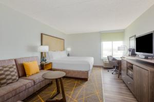 拉米拉达Holiday Inn La Mirada Buena Park, an IHG Hotel的酒店客房,配有床和沙发