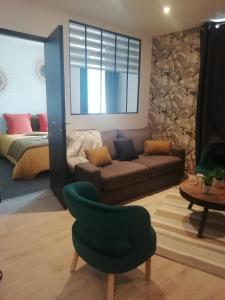 孔卡尔诺appartement topaze的带沙发和绿色椅子的客厅