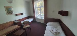 布拉格亚瑞比克酒店的小房间设有床、沙发和窗户