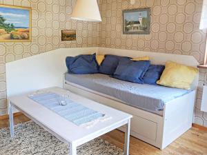 乌洛夫斯特伦Holiday home OLOFSTRÖM II的一张带蓝色枕头的床和一张桌子