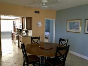 西耶斯塔岛Island House Beach Resort 16N的用餐室以及带桌椅的厨房。