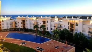 阿尔布费拉Sunny Apartment with sea view in Albufeira的享有带游泳池的大型公寓大楼的空中景致