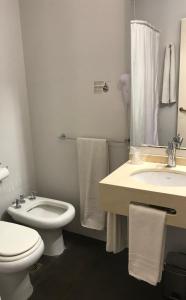 门多萨克丽珑门多萨酒店的白色的浴室设有卫生间和水槽。