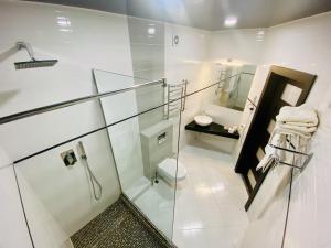 特鲁斯卡韦茨Apartment modern style的白色的浴室设有卫生间和水槽。