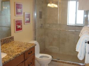 Point O'RocksIsland House Beach Resort 12N的带淋浴和卫生间的浴室