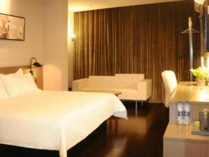 武汉锦江之星品尚武汉天河机场酒店的酒店客房,配有床和沙发