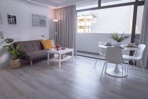 圣巴托洛梅CANARIAN HOLIDAY HOME - Guest House Gran Canaria的客厅配有沙发和桌子