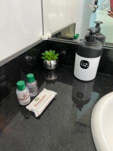 马卡帕玛卡帕巴酒店的浴室柜台设有水槽和肥皂机