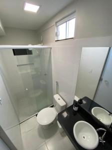 马卡帕玛卡帕巴酒店的浴室配有卫生间、盥洗盆和淋浴。