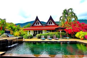 象岛Koh Chang Beach Front 5 Bedroom Villa的房屋前有游泳池的房子