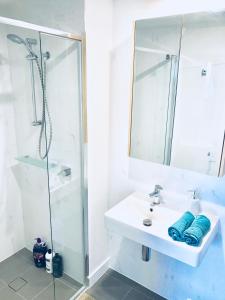 布里斯班AirTrip Apartments on Merivale Street的白色的浴室设有水槽和淋浴。