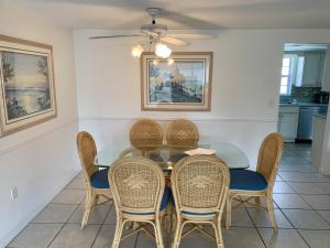 西耶斯塔岛Island House Beach Resort 9的一间带桌椅的用餐室