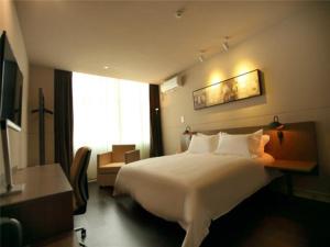 无锡锦江之星品尚无锡南长街华清大桥地铁站酒店的一间设有大床和窗户的酒店客房
