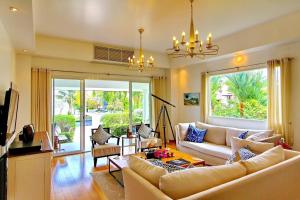 象岛Koh Chang Beach Front 5 Bedroom Villa的客厅配有沙发和桌子