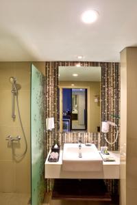 塞尔蓬塞尔彭阿拉姆舒特拉美居酒店的一间带水槽和镜子的浴室