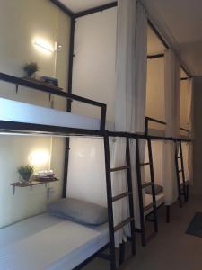 莫阿尔博阿MOHO的客房设有三张双层床和梯子