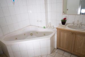 吉朗Admiralty Inn的白色的浴室设有浴缸和水槽。
