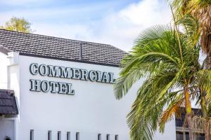 黄金海岸Nightcap at Commercial Hotel的建筑物一侧周边酒店标志